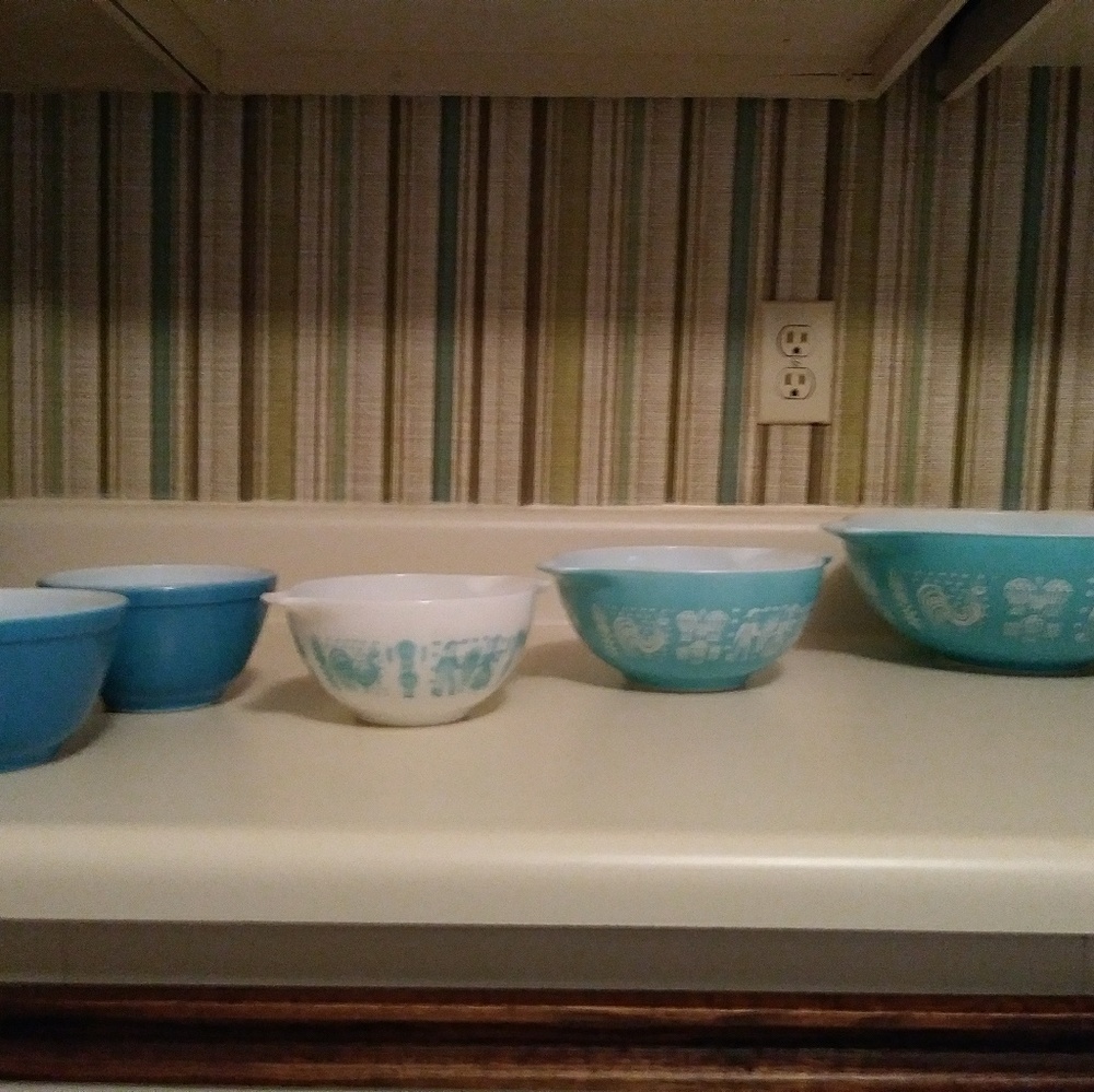 Vintage Amish buttermilk Pyrex set,plus 2 bowls